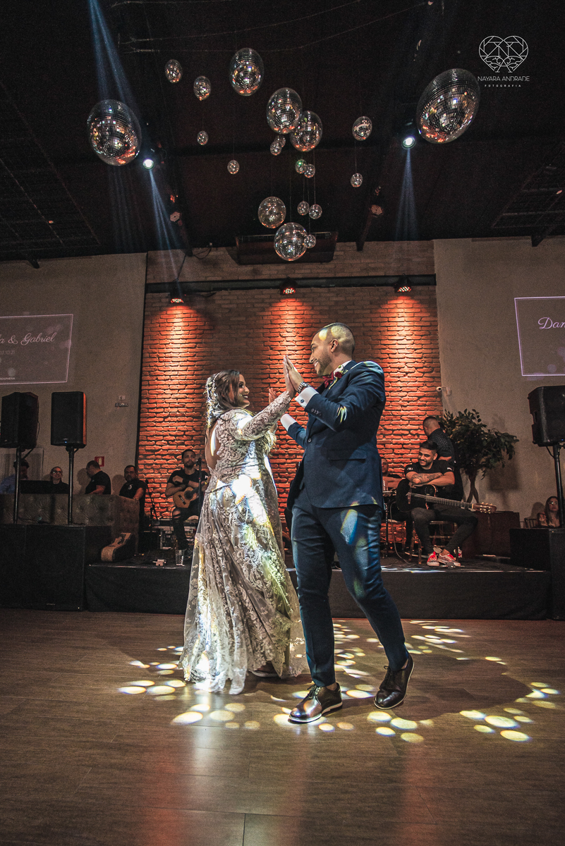 Fotografia de casamento classico noturno lupalaroni decoracao no espaço atmosphera no guaruja nayara andrade fotografa premiada em santos decoraçao com lustre casamento classico noturno  terno azul e noiva vestido fotos balada casamento dança casal