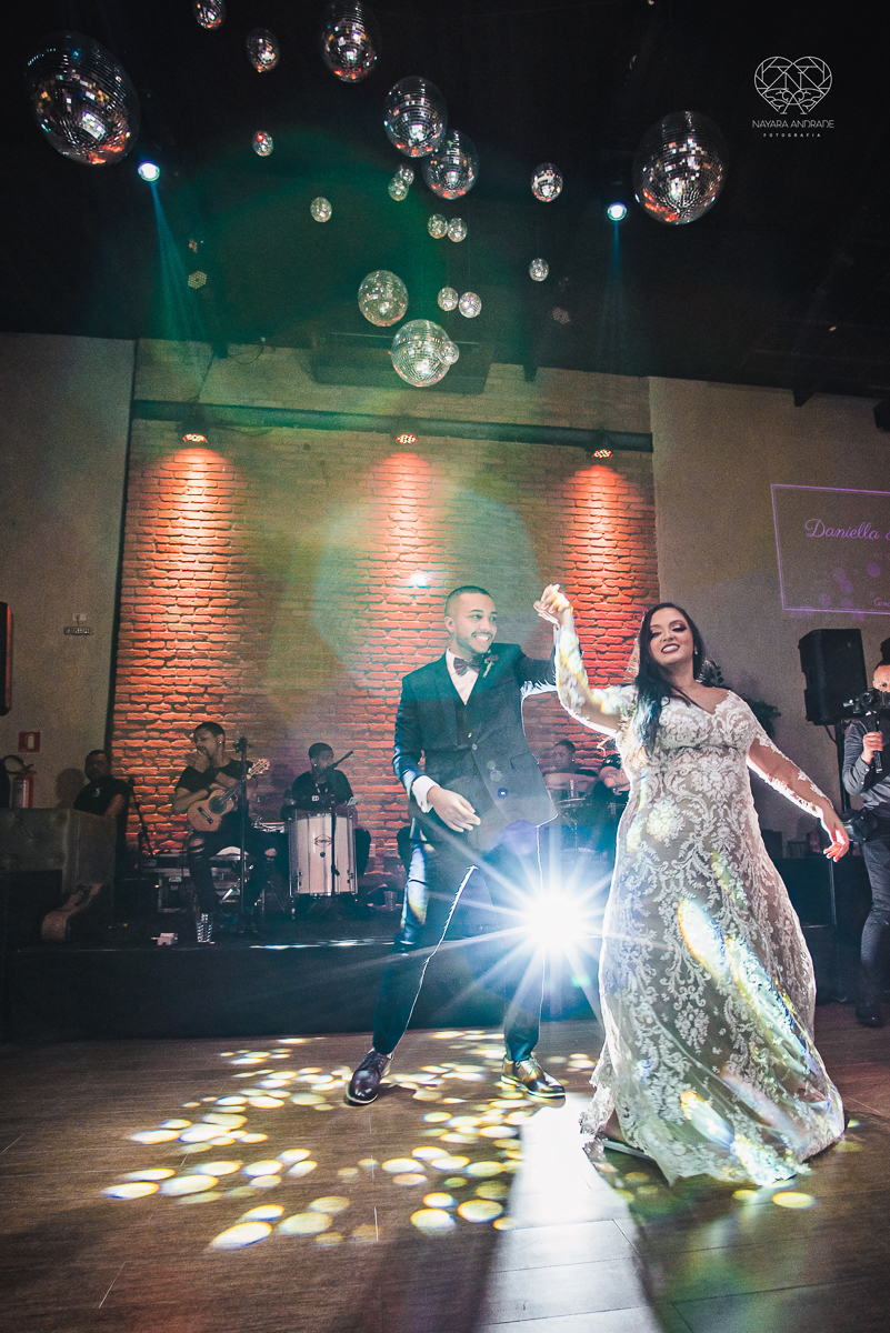 Fotografia de casamento classico noturno lupalaroni decoracao no espaço atmosphera no guaruja nayara andrade fotografa premiada em santos decoraçao com lustre casamento classico noturno  terno azul e noiva vestido fotos balada casamento dança casal
