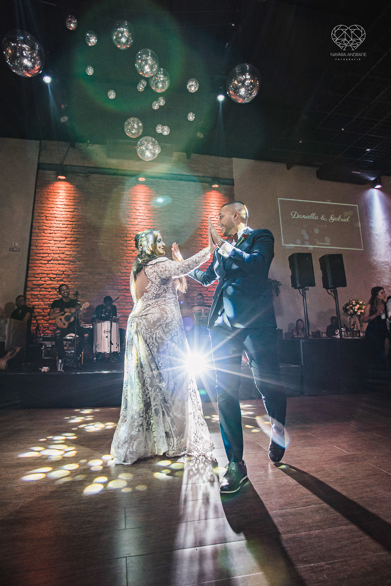 Fotografia de casamento classico noturno lupalaroni decoracao no espaço atmosphera no guaruja nayara andrade fotografa premiada em santos decoraçao com lustre casamento classico noturno  terno azul e noiva vestido fotos balada casamento dança casal