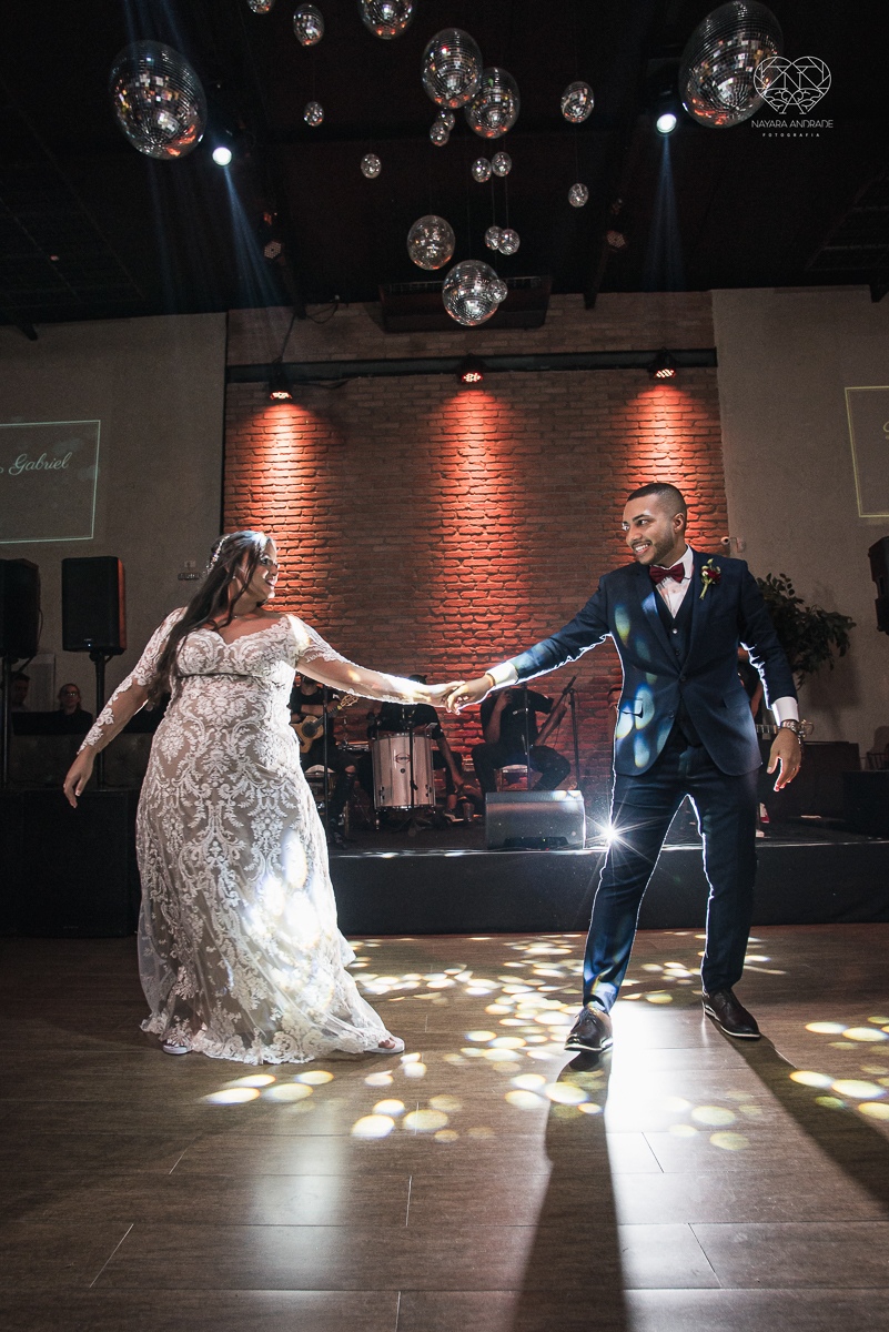 Fotografia de casamento classico noturno lupalaroni decoracao no espaço atmosphera no guaruja nayara andrade fotografa premiada em santos decoraçao com lustre casamento classico noturno  terno azul e noiva vestido fotos balada casamento dança casal