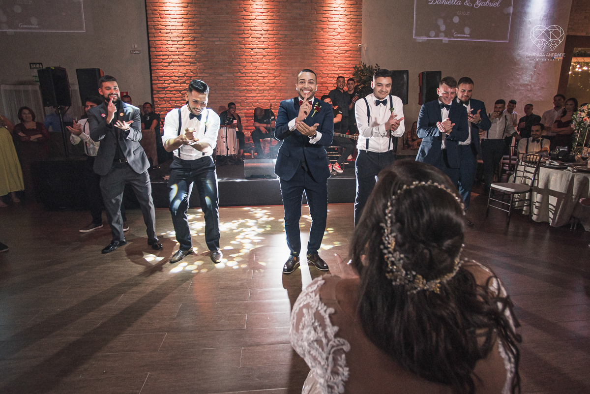 Fotografia de casamento classico noturno lupalaroni decoracao no espaço atmosphera no guaruja nayara andrade fotografa premiada em santos decoraçao com lustre casamento classico noturno  terno azul e noiva vestido fotos balada casamento dança casal