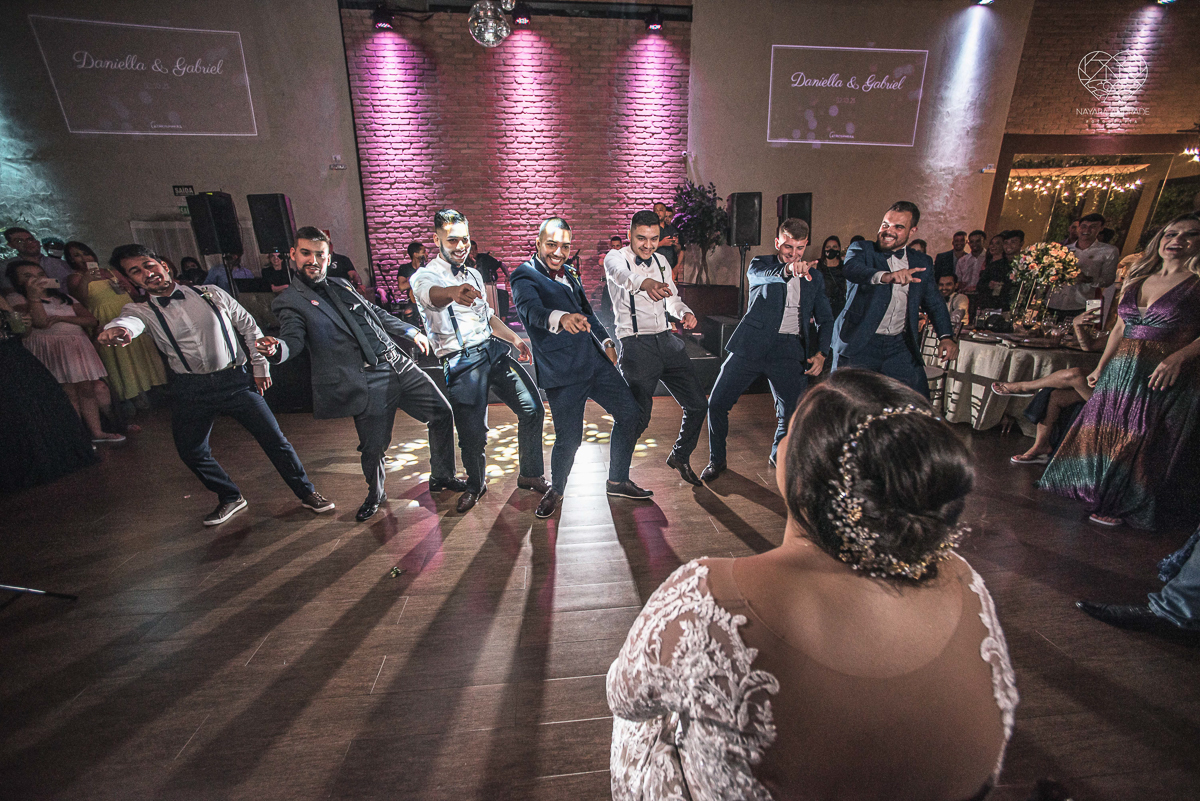 Fotografia de casamento classico noturno lupalaroni decoracao no espaço atmosphera no guaruja nayara andrade fotografa premiada em santos decoraçao com lustre casamento classico noturno  terno azul e noiva vestido fotos balada casamento dança casal