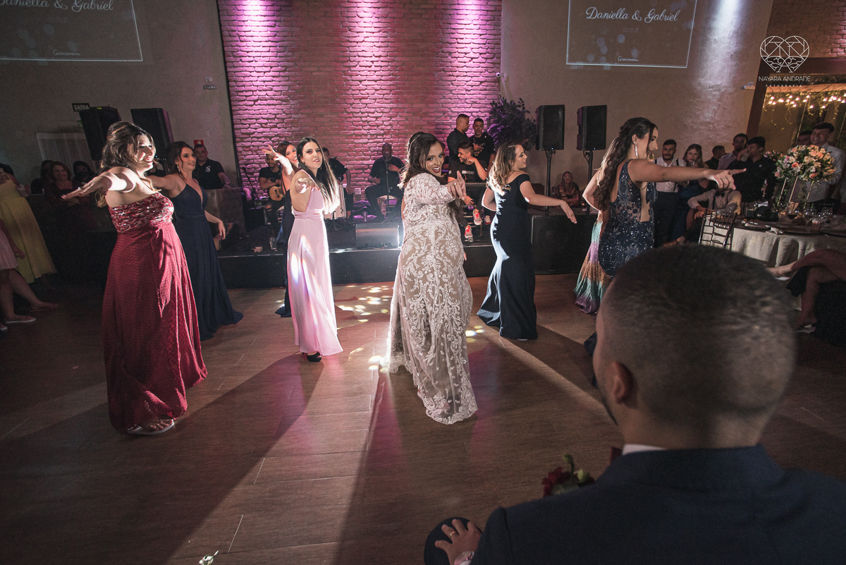 Fotografia de casamento classico noturno lupalaroni decoracao no espaço atmosphera no guaruja nayara andrade fotografa premiada em santos decoraçao com lustre casamento classico noturno  terno azul e noiva vestido fotos balada casamento dança casal