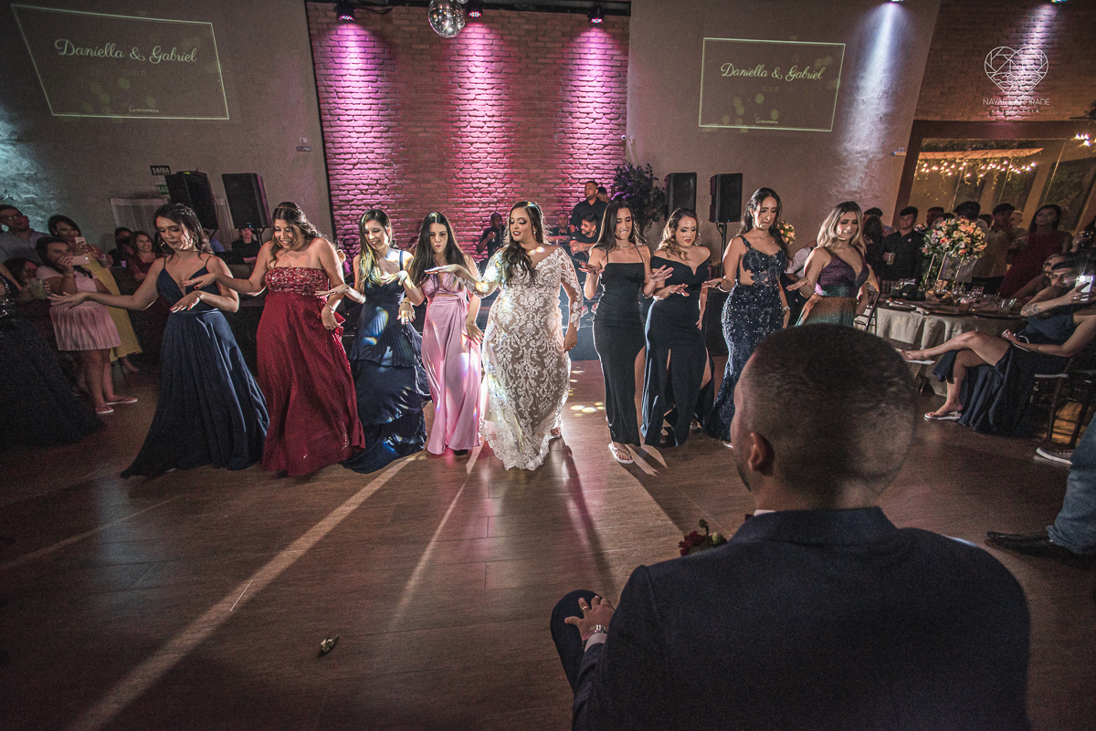 Fotografia de casamento classico noturno lupalaroni decoracao no espaço atmosphera no guaruja nayara andrade fotografa premiada em santos decoraçao com lustre casamento classico noturno  terno azul e noiva vestido sereia fotografia emocionante casamento