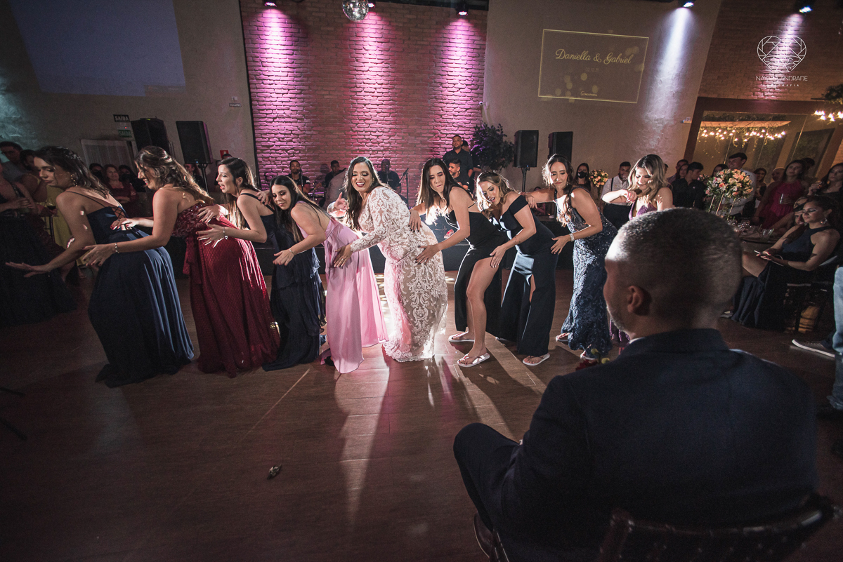 Fotografia de casamento classico noturno lupalaroni decoracao no espaço atmosphera no guaruja nayara andrade fotografa premiada em santos decoraçao com lustre casamento classico noturno  terno azul e noiva vestido fotos balada casamento dança casal