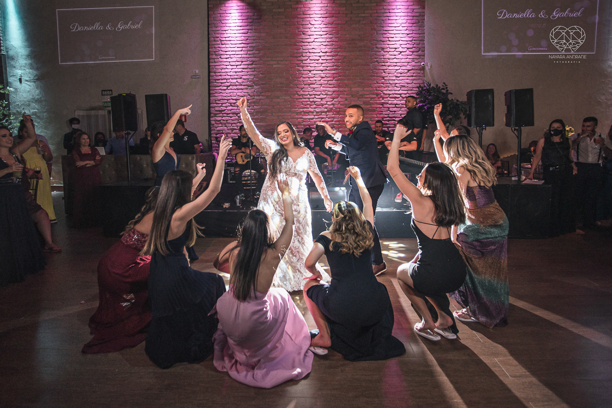 Fotografia de casamento classico noturno lupalaroni decoracao no espaço atmosphera no guaruja nayara andrade fotografa premiada em santos decoraçao com lustre casamento classico noturno  terno azul e noiva vestido fotos balada casamento dança casal