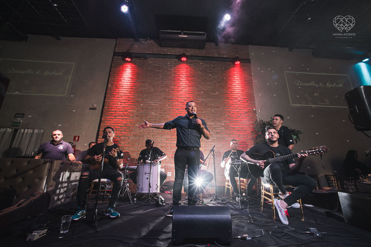 Fotografia de casamento classico noturno lupalaroni decoracao no espaço atmosphera no guaruja nayara andrade fotografa premiada em santos decoraçao com lustre casamento classico noturno  terno azul e noiva vestido fotos balada casamento dança casal