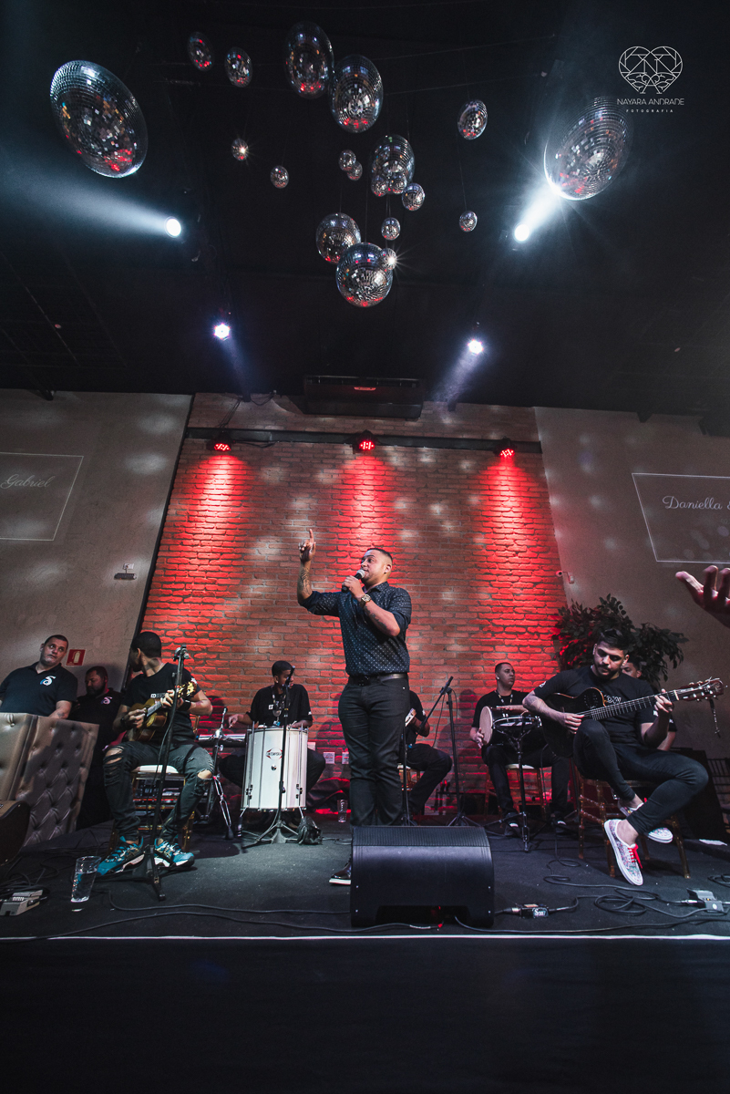 Fotografia de casamento classico noturno lupalaroni decoracao no espaço atmosphera no guaruja nayara andrade fotografa premiada em santos decoraçao com lustre casamento classico noturno  terno azul e noiva vestido fotos balada casamento dança casal