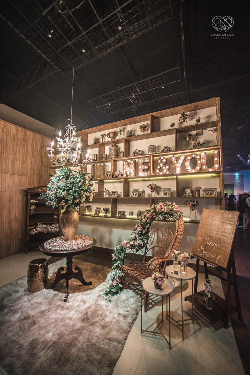 Fotografia de casamento classico noturno lupalaroni decoracao no espaço atmosphera no guaruja nayara andrade fotografa premiada em santos decoraçao com lustre casamento classico noturno  terno azul e noiva vestido fotos balada casamento dança casal