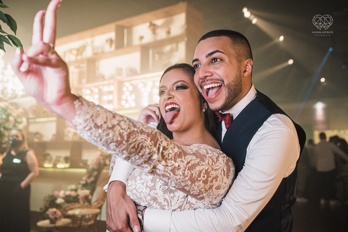 Fotografia de casamento classico noturno lupalaroni decoracao no espaço atmosphera no guaruja nayara andrade fotografa premiada em santos decoraçao com lustre casamento classico noturno  terno azul e noiva vestido fotos balada casamento dança casal
