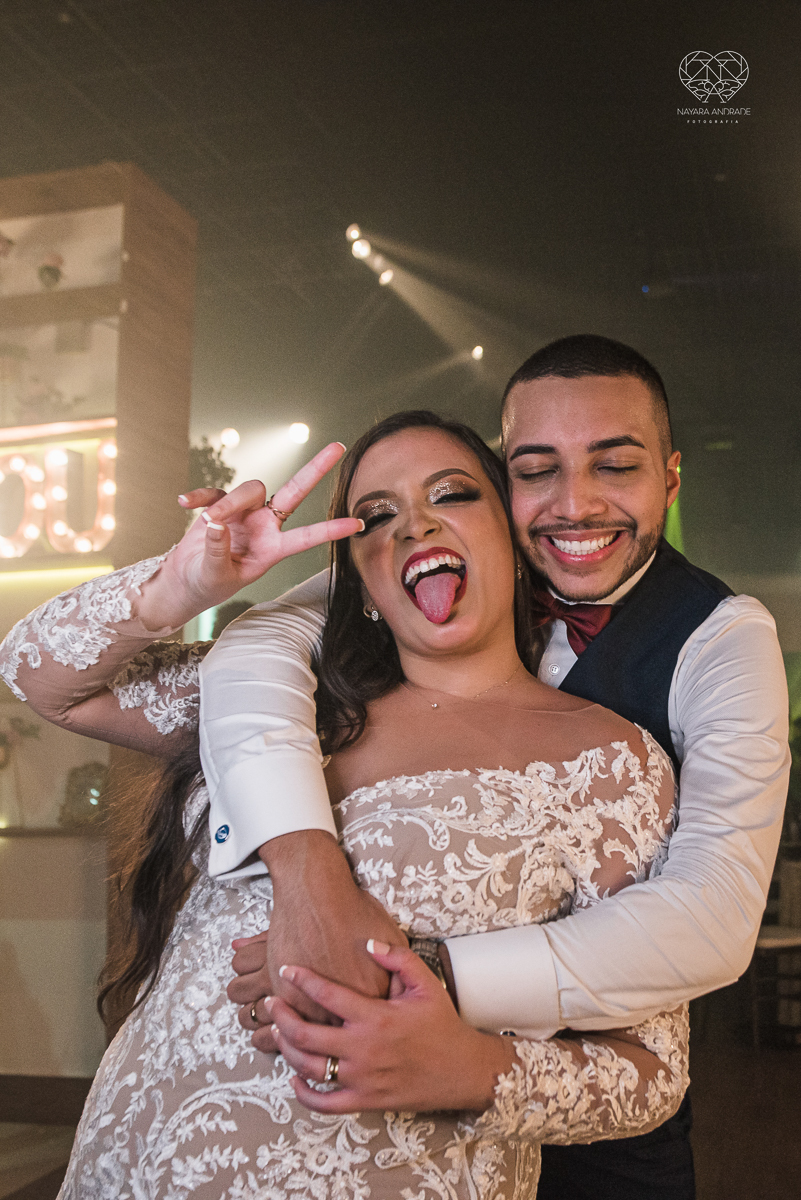Fotografia de casamento classico noturno lupalaroni decoracao no espaço atmosphera no guaruja nayara andrade fotografa premiada em santos decoraçao com lustre casamento classico noturno  terno azul e noiva vestido fotos balada casamento dança casal