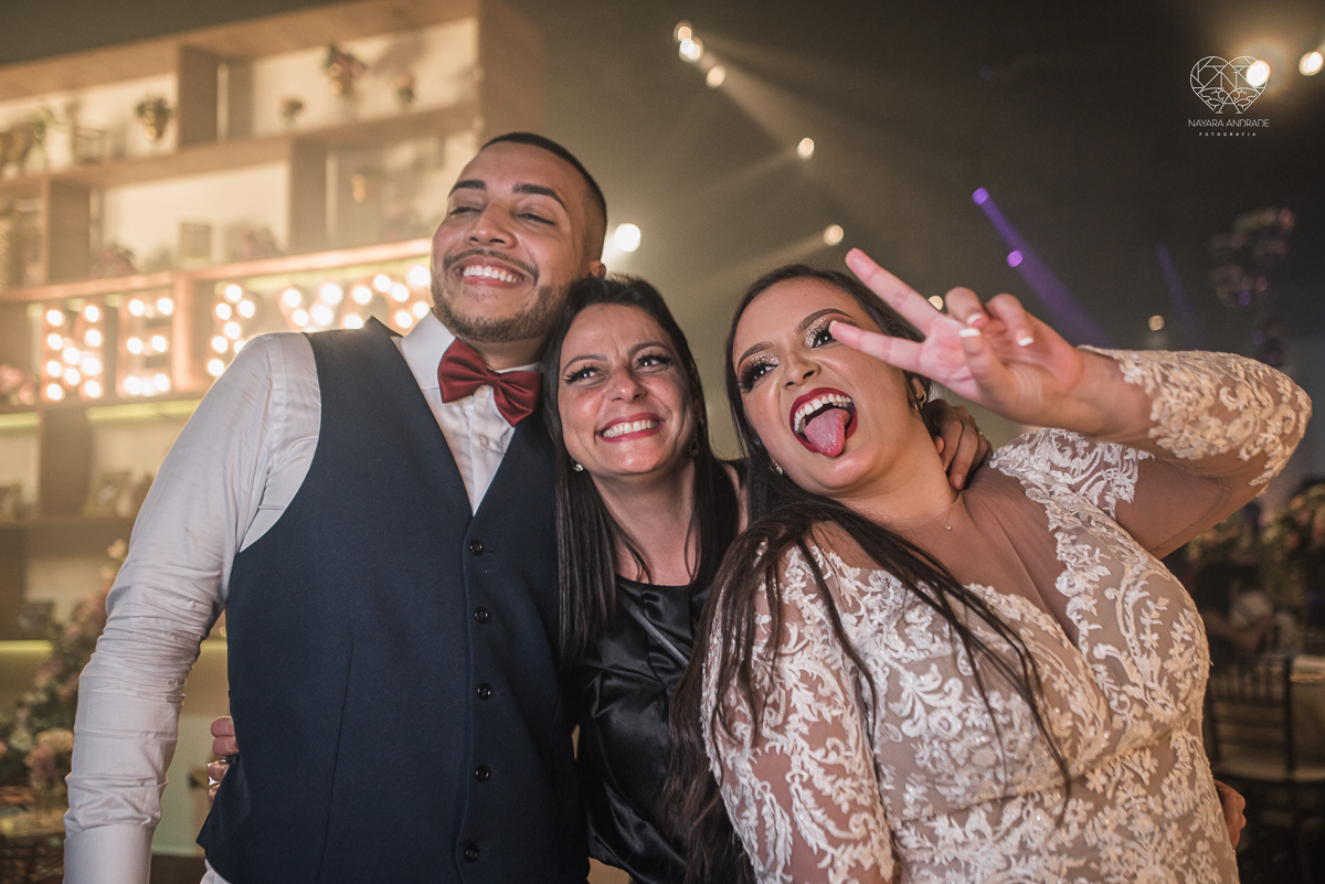 Fotografia de casamento classico noturno lupalaroni decoracao no espaço atmosphera no guaruja nayara andrade fotografa premiada em santos decoraçao com lustre casamento classico noturno  terno azul e noiva vestido fotos balada casamento dança casal