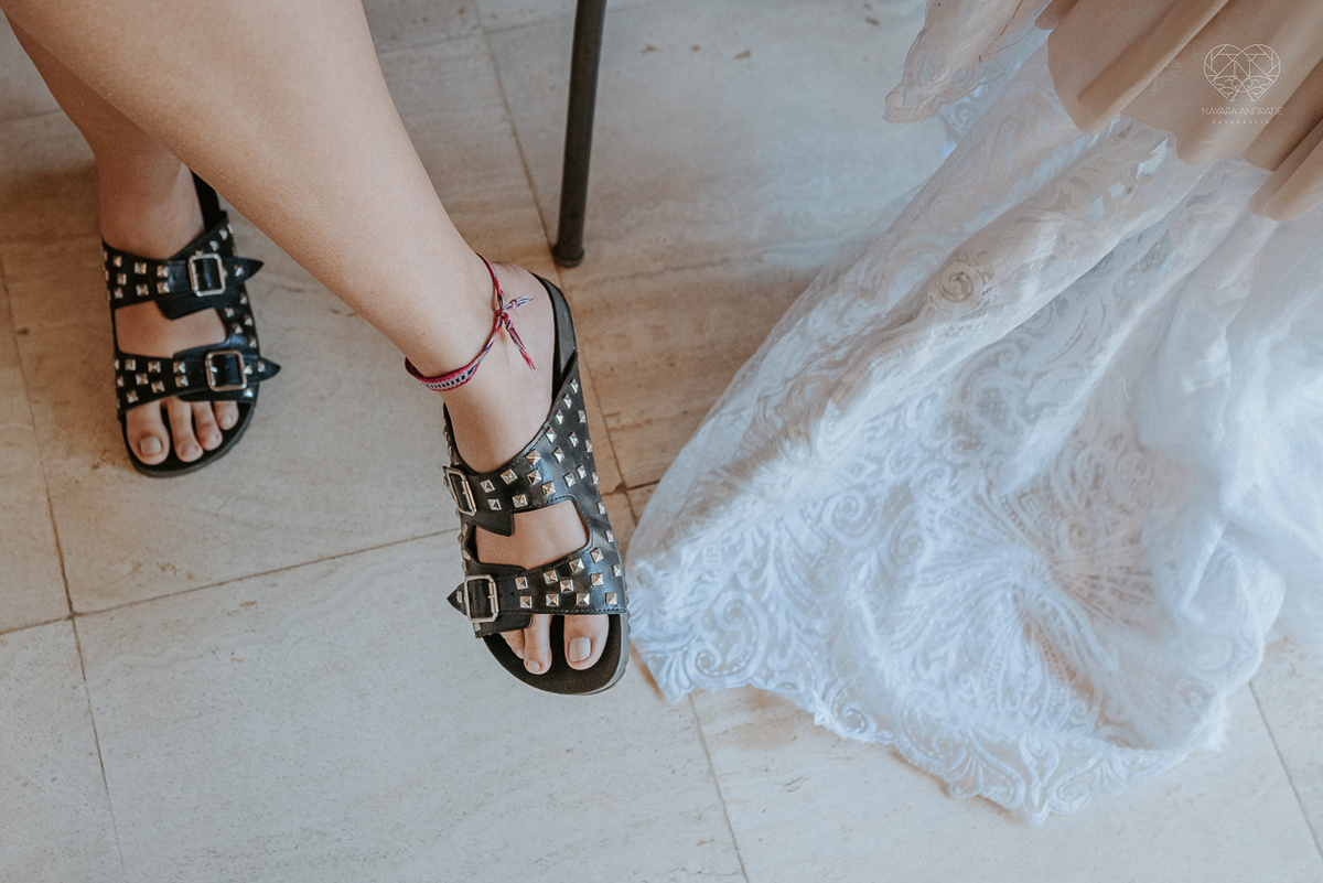 casamento realizado na praia com casa pe na areia casal jovem feito na casa 80 no guaruja pela fotografa premiada nayara andrade noiva de vestido de renda leve fotos inspiradoras para casar de dia