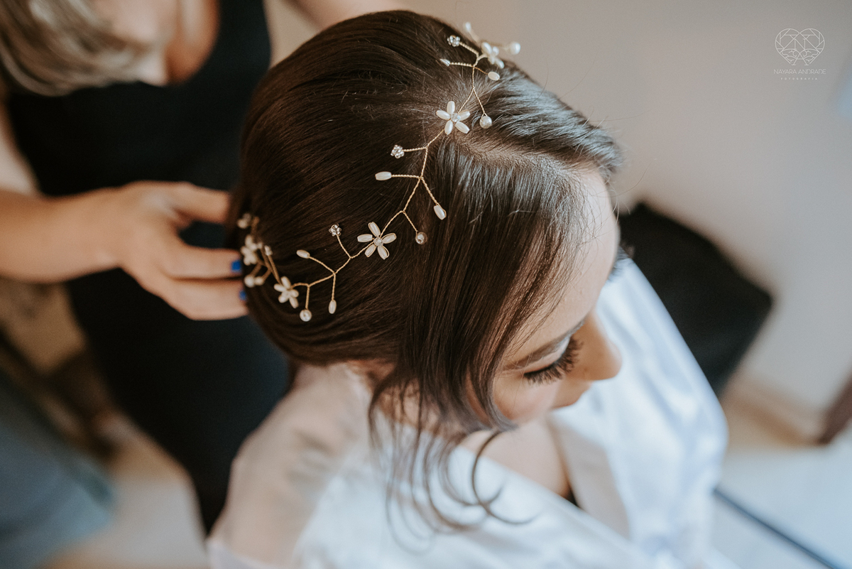 casamento realizado na praia com casa pe na areia casal jovem feito na casa 80 no guaruja pela fotografa premiada nayara andrade noiva de vestido de renda leve fotos inspiradoras para casar de dia