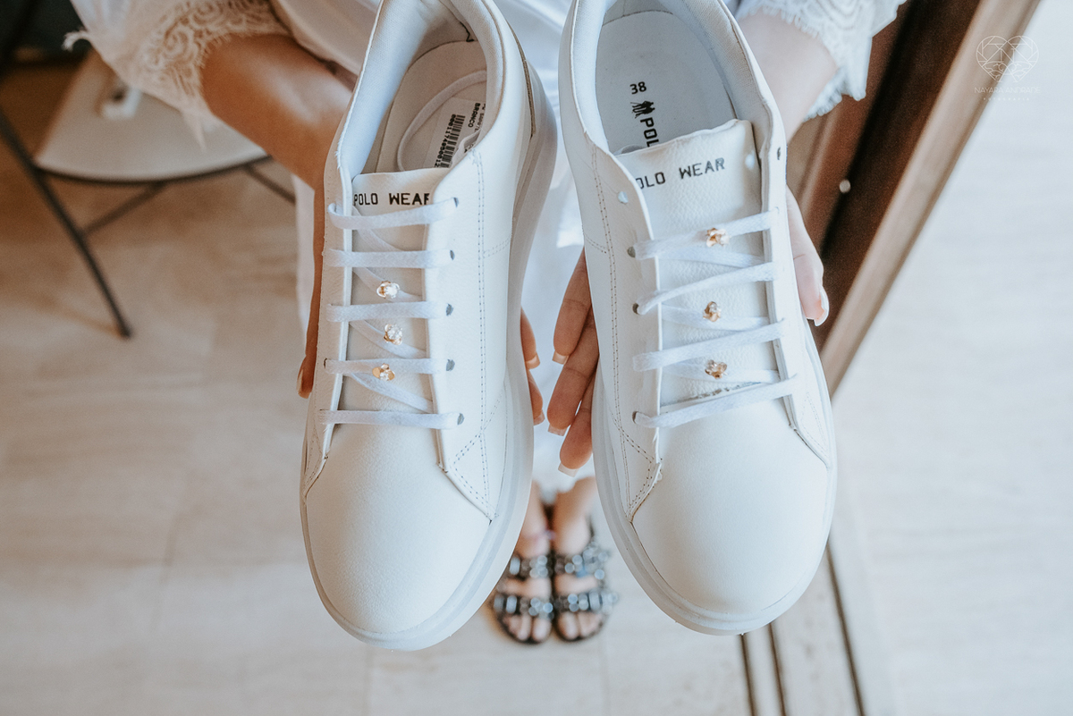 casamento realizado na praia com casa pe na areia casal jovem feito na casa 80 no guaruja pela fotografa premiada nayara andrade noiva de vestido de renda leve fotos inspiradoras para casar de dia