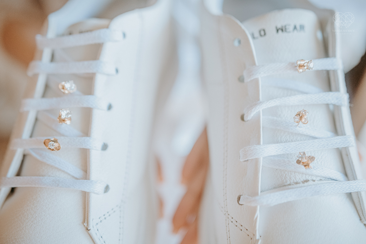 casamento realizado na praia com casa pe na areia casal jovem feito na casa 80 no guaruja pela fotografa premiada nayara andrade noiva de vestido de renda leve fotos inspiradoras para casar de dia