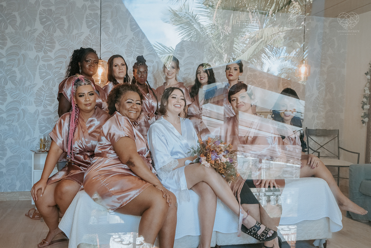 casamento realizado na praia com casa pe na areia casal jovem feito na casa 80 no guaruja pela fotografa premiada nayara andrade noiva de vestido de renda leve fotos inspiradoras para casar de dia