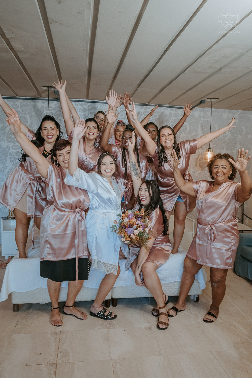 casamento realizado na praia com casa pe na areia casal jovem feito na casa 80 no guaruja pela fotografa premiada nayara andrade noiva de vestido de renda leve fotos inspiradoras para casar de dia