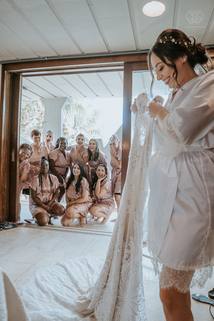 casamento realizado na praia com casa pe na areia casal jovem feito na casa 80 no guaruja pela fotografa premiada nayara andrade noiva de vestido de renda leve fotos inspiradoras para casar de dia
