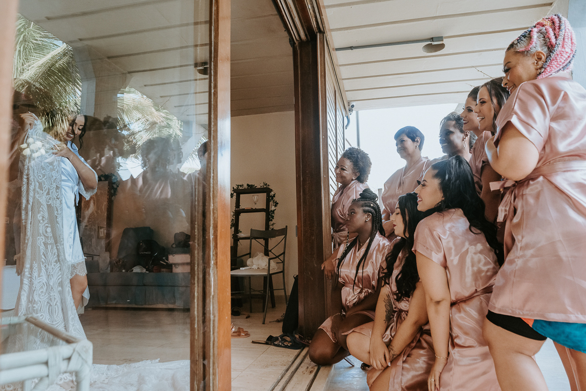 casamento realizado na praia com casa pe na areia casal jovem feito na casa 80 no guaruja pela fotografa premiada nayara andrade noiva de vestido de renda leve fotos inspiradoras para casar de dia