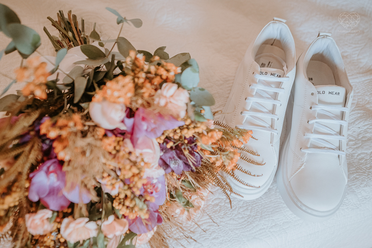 casamento realizado na praia com casa pe na areia casal jovem feito na casa 80 no guaruja pela fotografa premiada nayara andrade noiva de vestido de renda leve fotos inspiradoras para casar de dia