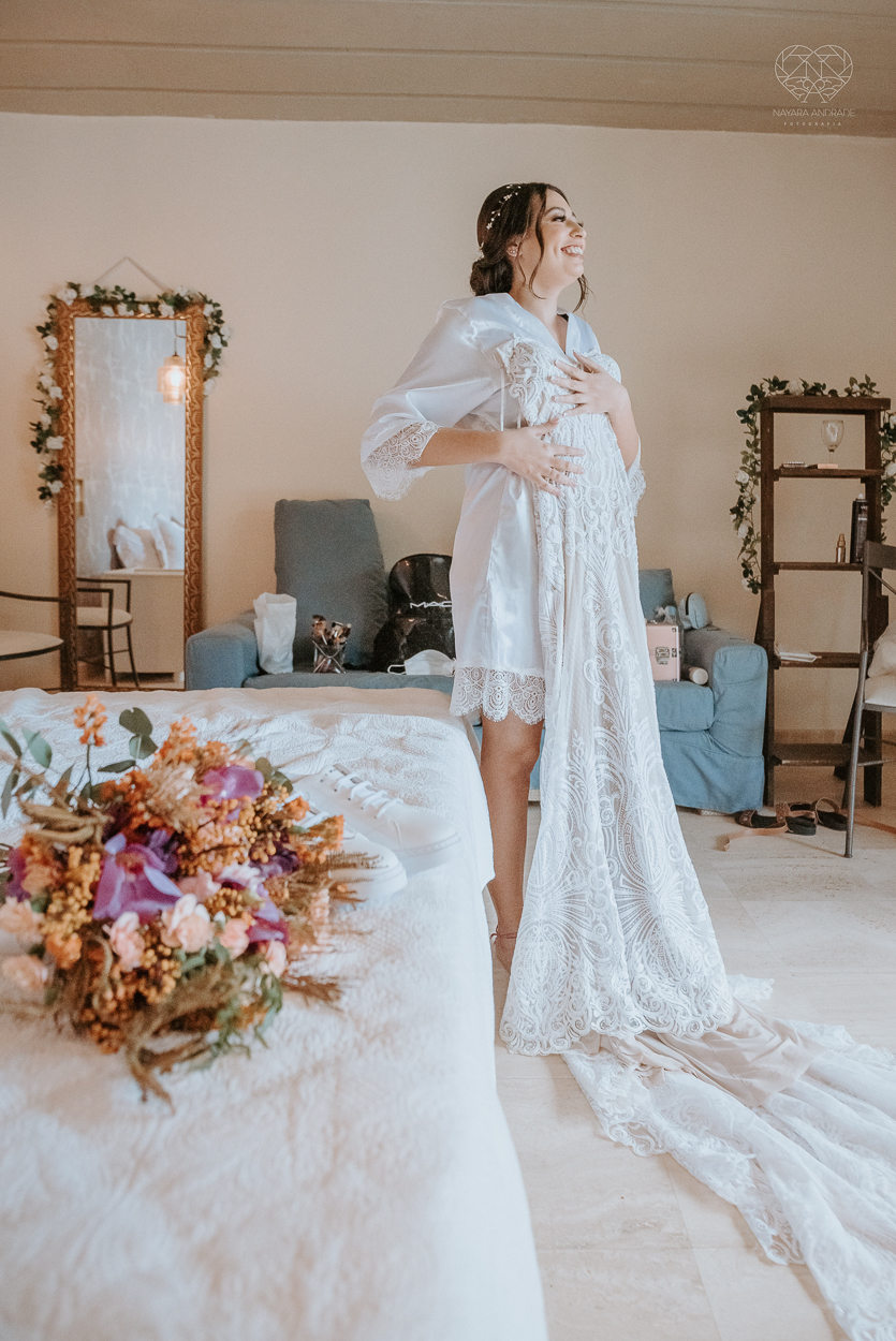 casamento realizado na praia com casa pe na areia casal jovem feito na casa 80 no guaruja pela fotografa premiada nayara andrade noiva de vestido de renda leve fotos inspiradoras para casar de dia