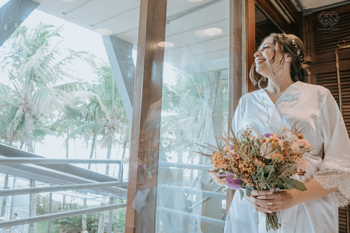 casamento realizado na praia com casa pe na areia casal jovem feito na casa 80 no guaruja pela fotografa premiada nayara andrade noiva de vestido de renda leve fotos inspiradoras para casar de dia