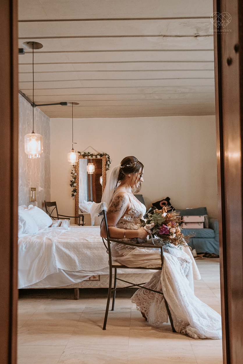 casamento realizado na praia com casa pe na areia casal jovem feito na casa 80 no guaruja pela fotografa premiada nayara andrade noiva de vestido de renda leve fotos inspiradoras para casar de dia