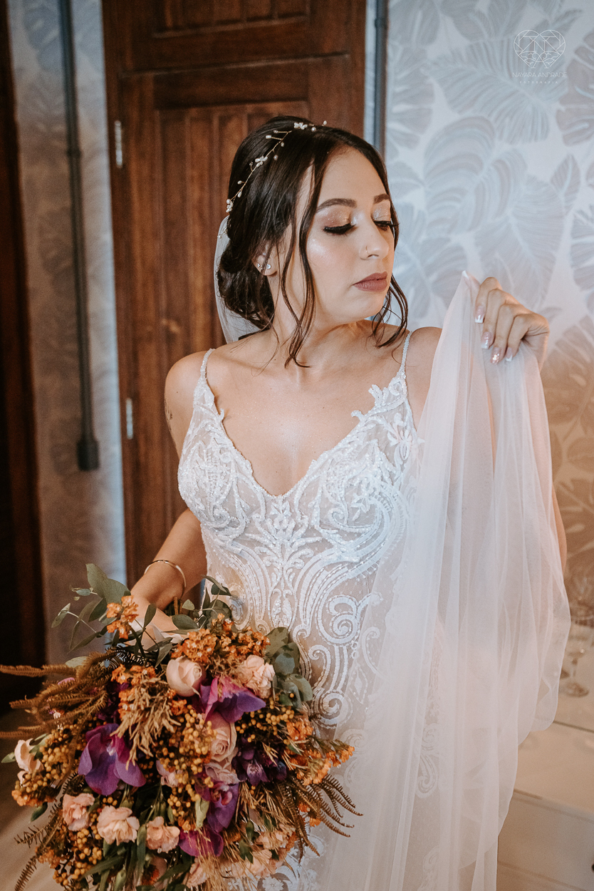 casamento realizado na praia com casa pe na areia casal jovem feito na casa 80 no guaruja pela fotografa premiada nayara andrade noiva de vestido de renda leve fotos inspiradoras para casar de dia