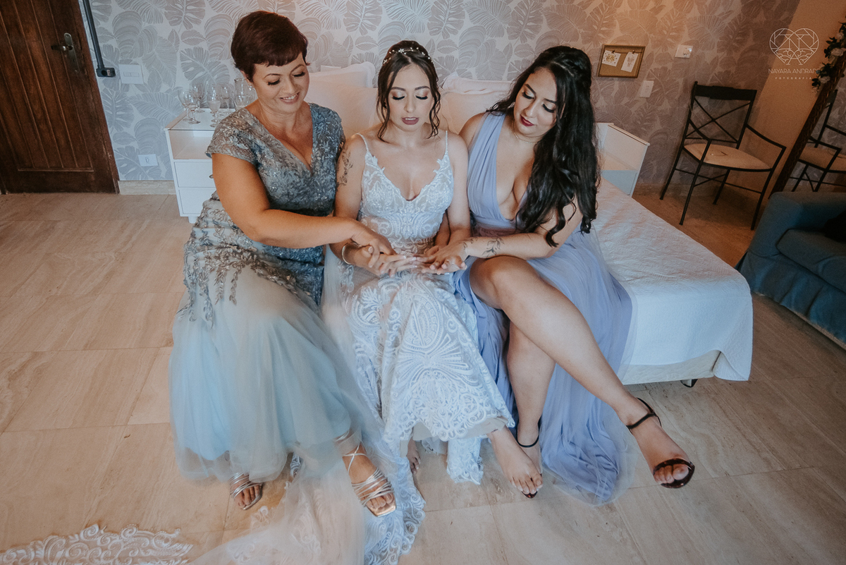 casamento realizado na praia com casa pe na areia casal jovem feito na casa 80 no guaruja pela fotografa premiada nayara andrade noiva de vestido de renda leve fotos inspiradoras para casar de dia