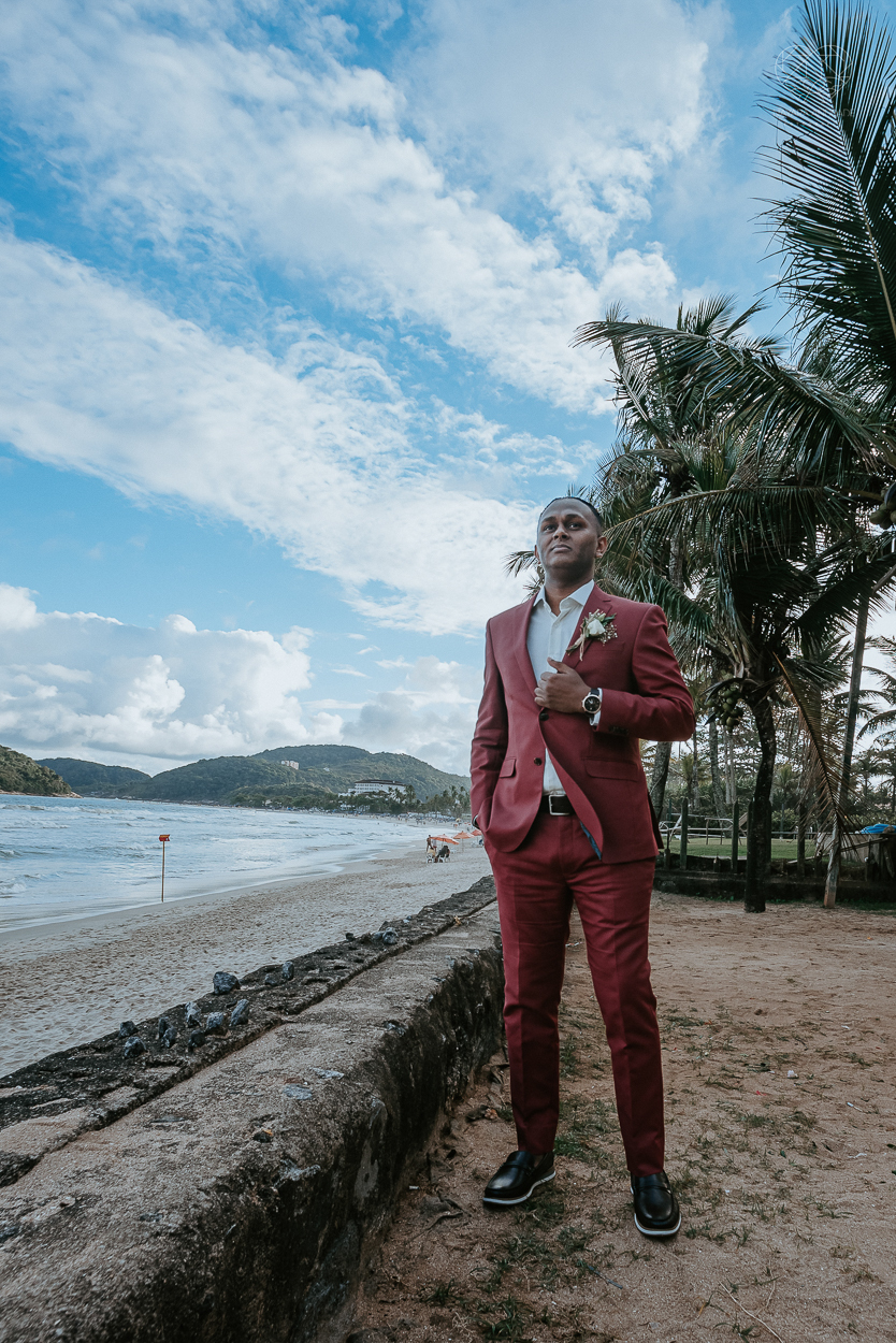 casamento realizado na praia com casa pe na areia casal jovem feito na casa 80 no guaruja pela fotografa premiada nayara andrade noiva de vestido de renda leve fotos inspiradoras para casar de dia