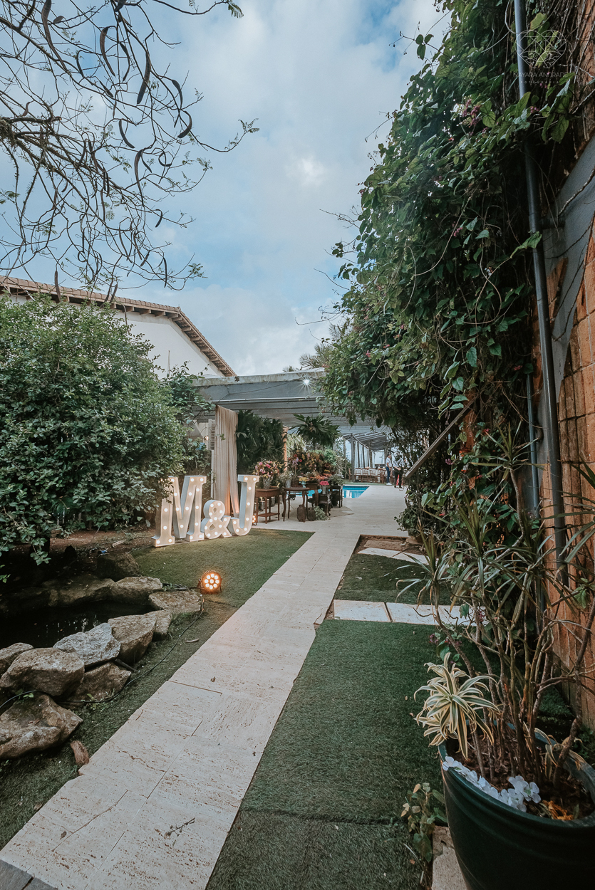casamento realizado na praia com casa pe na areia casal jovem feito na casa 80 no guaruja pela fotografa premiada nayara andrade noiva de vestido de renda leve fotos inspiradoras para casar de dia