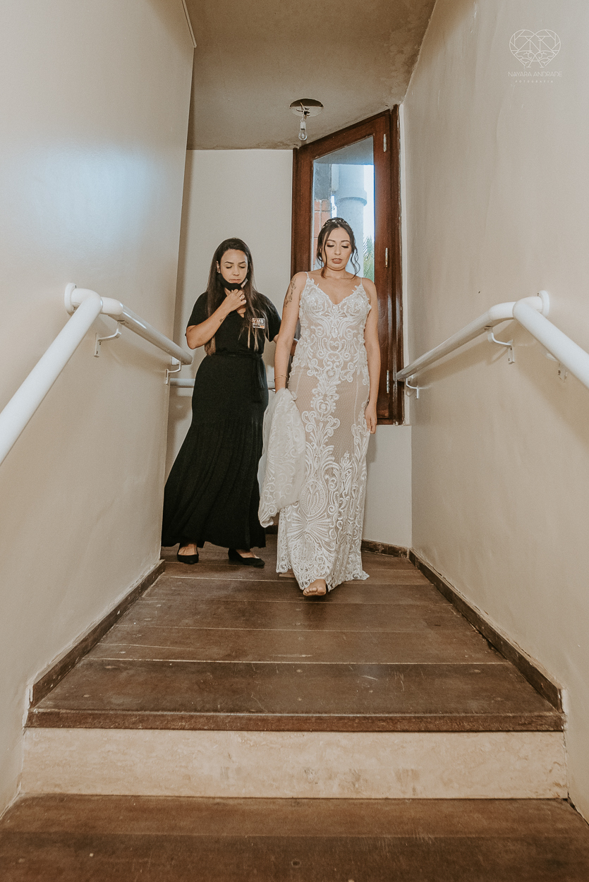 casamento realizado na praia com casa pe na areia casal jovem feito na casa 80 no guaruja pela fotografa premiada nayara andrade noiva de vestido de renda leve fotos inspiradoras para casar de dia