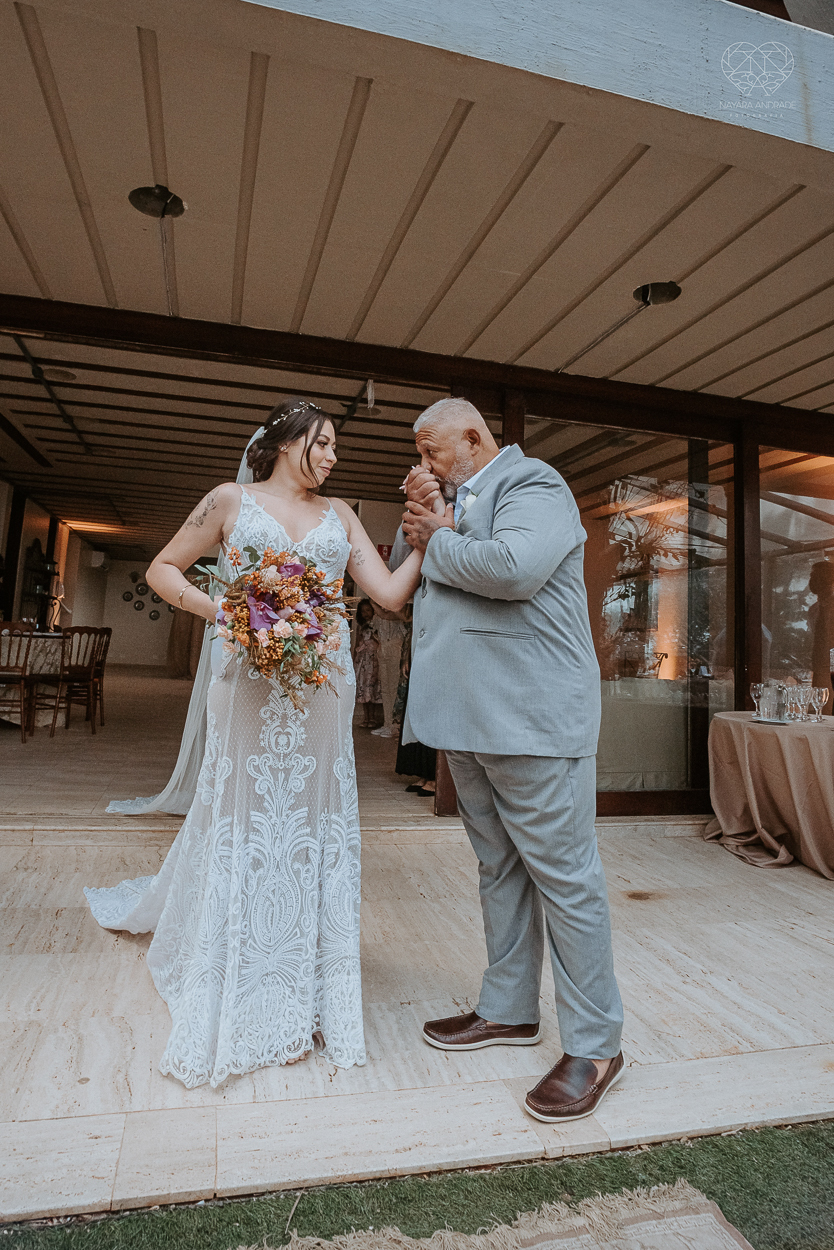 casamento realizado na praia com casa pe na areia casal jovem feito na casa 80 no guaruja pela fotografa premiada nayara andrade noiva de vestido de renda leve fotos inspiradoras para casar de dia