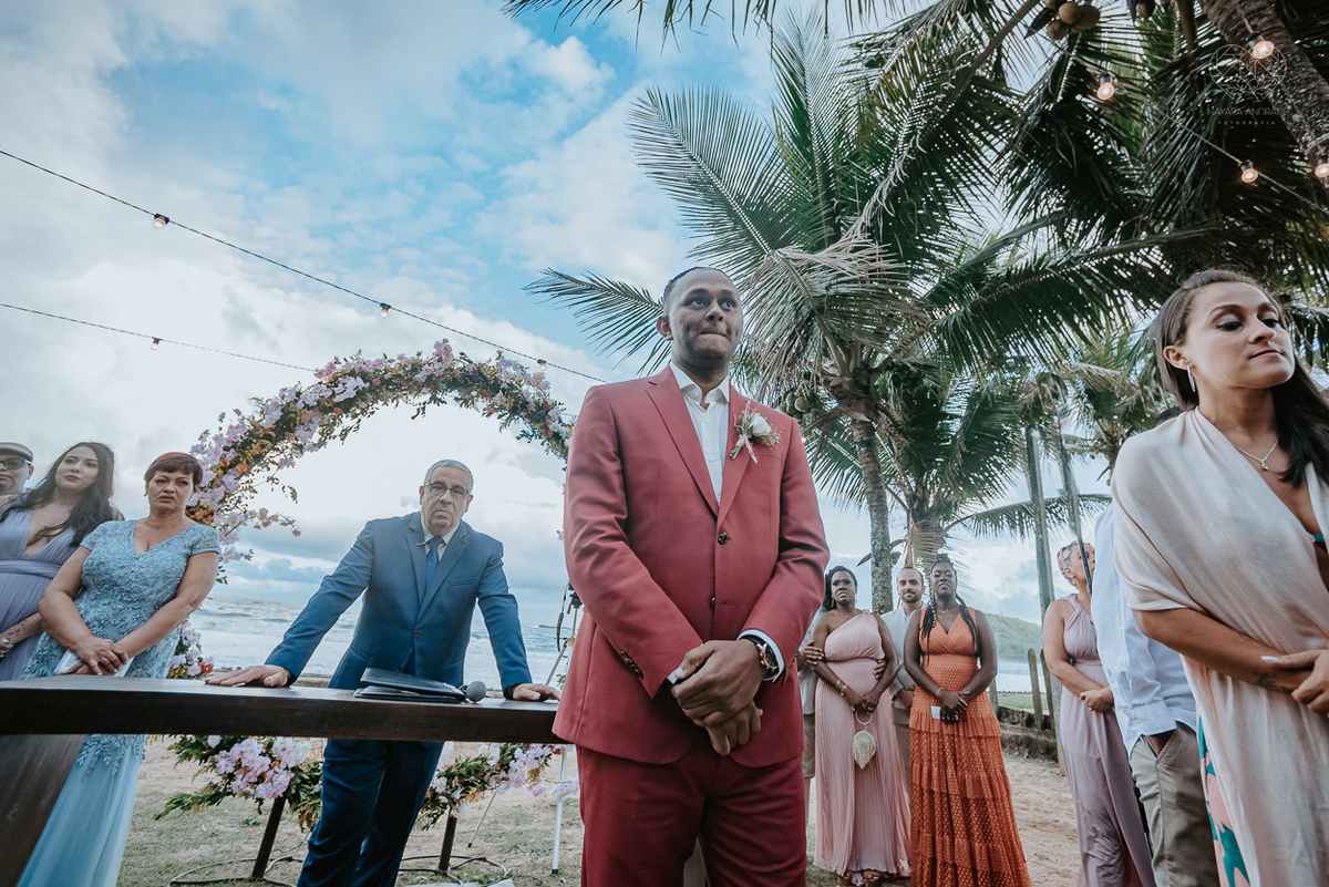 casamento realizado na praia com casa pe na areia casal jovem feito na casa 80 no guaruja pela fotografa premiada nayara andrade noiva de vestido de renda leve fotos inspiradoras para casar de dia