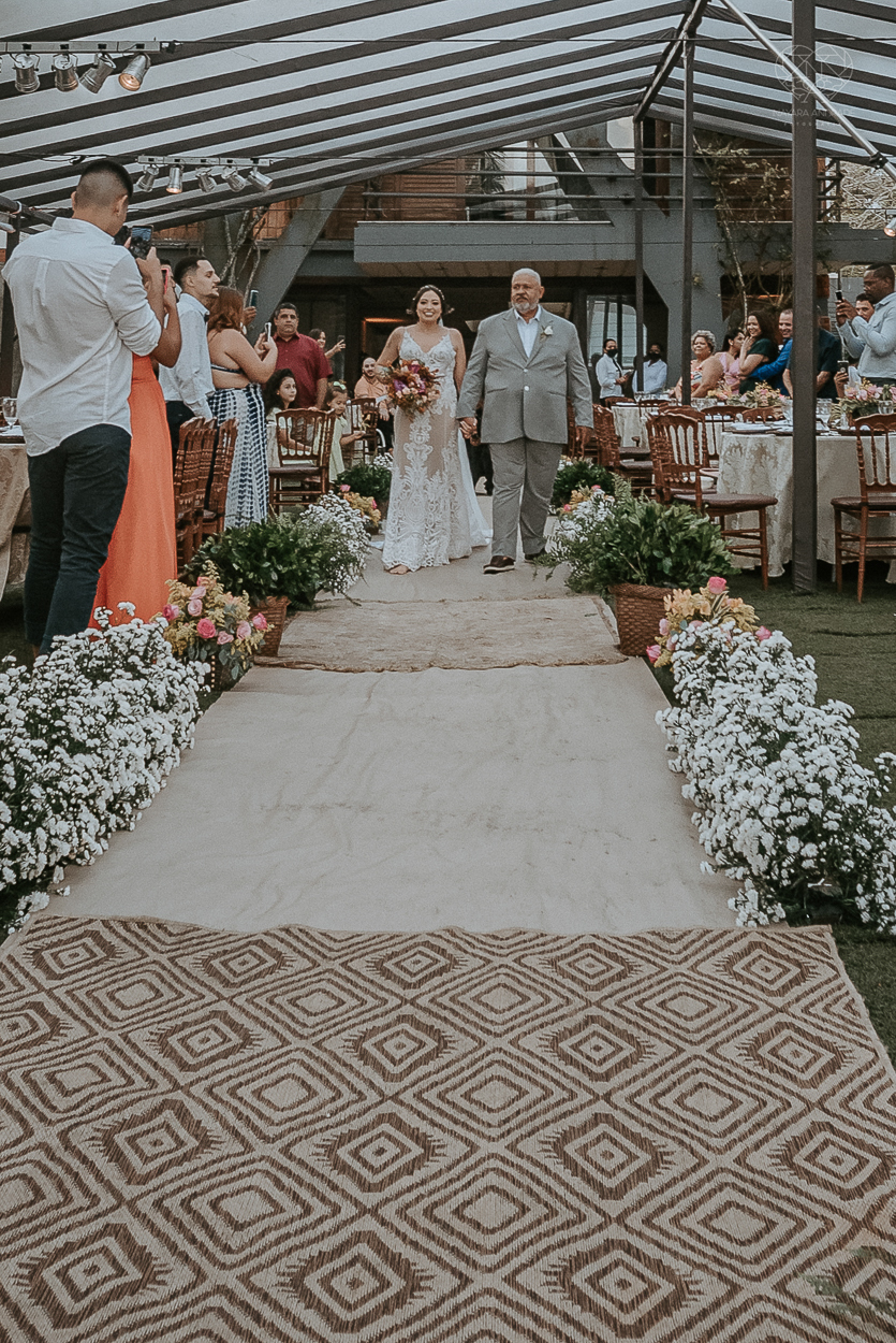 casamento realizado na praia com casa pe na areia casal jovem feito na casa 80 no guaruja pela fotografa premiada nayara andrade noiva de vestido de renda leve fotos inspiradoras para casar de dia