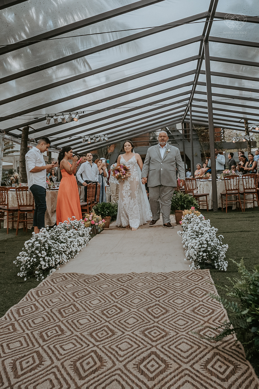 casamento realizado na praia com casa pe na areia casal jovem feito na casa 80 no guaruja pela fotografa premiada nayara andrade noiva de vestido de renda leve fotos inspiradoras para casar de dia