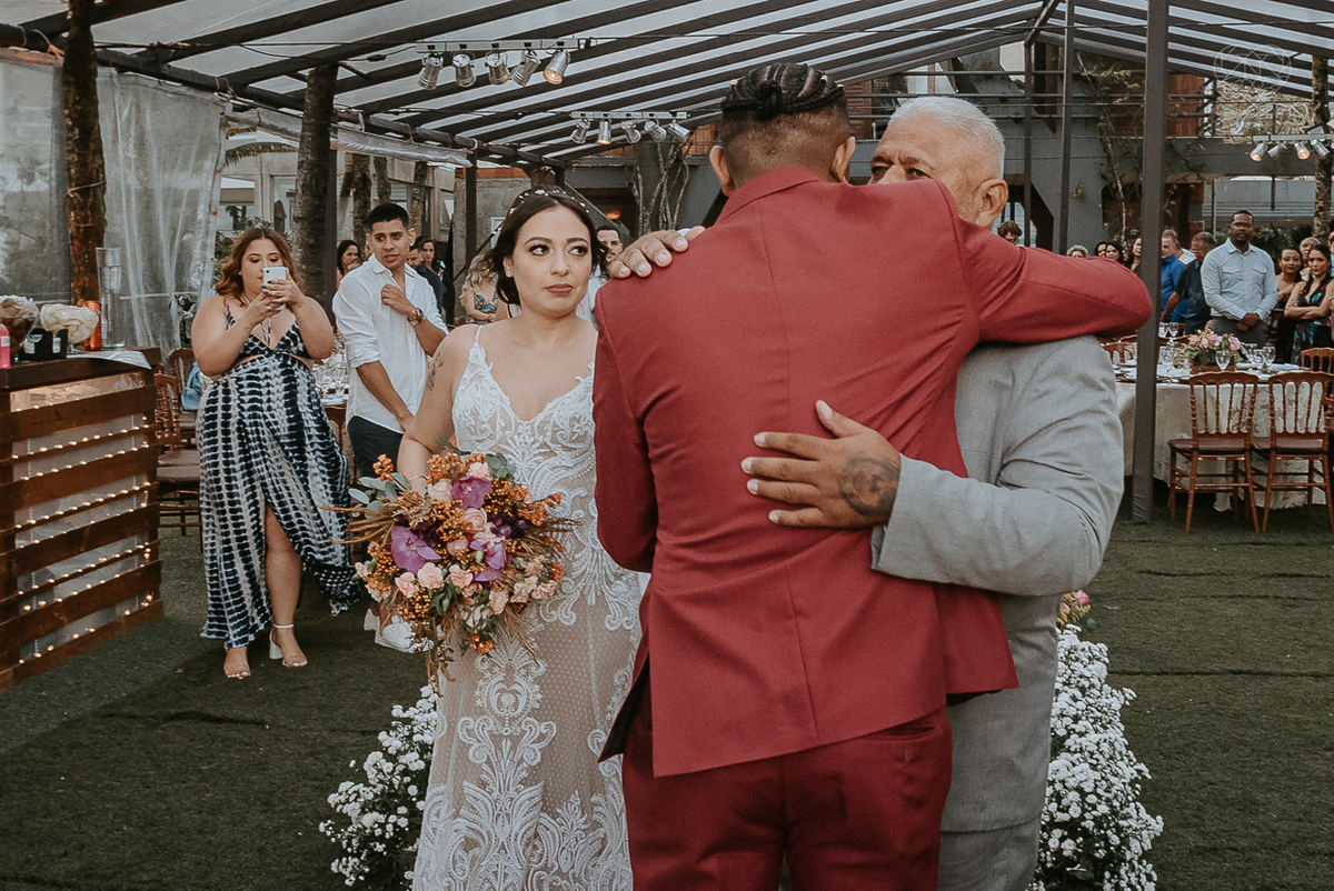 casamento realizado na praia com casa pe na areia casal jovem feito na casa 80 no guaruja pela fotografa premiada nayara andrade noiva de vestido de renda leve fotos inspiradoras para casar de dia