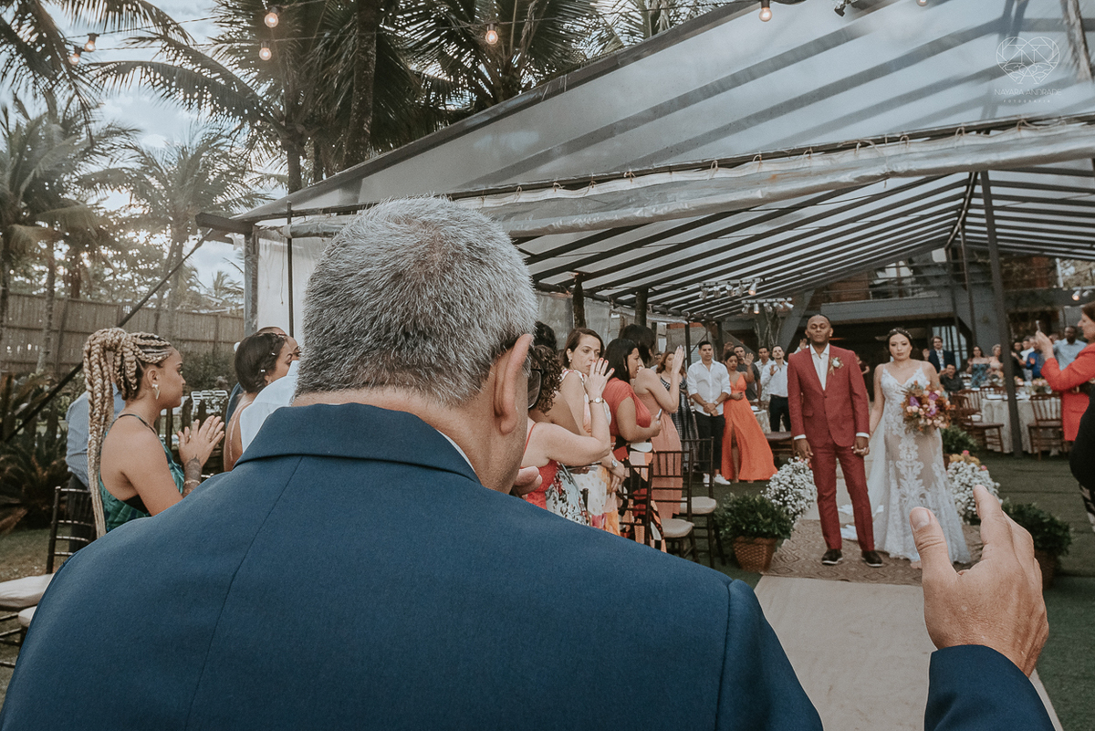 casamento realizado na praia com casa pe na areia casal jovem feito na casa 80 no guaruja pela fotografa premiada nayara andrade noiva de vestido de renda leve fotos inspiradoras para casar de dia