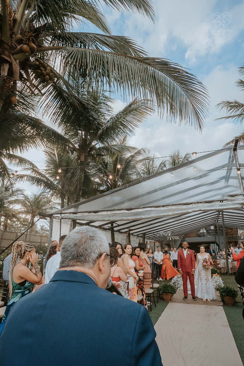 casamento realizado na praia com casa pe na areia casal jovem feito na casa 80 no guaruja pela fotografa premiada nayara andrade noiva de vestido de renda leve fotos inspiradoras para casar de dia