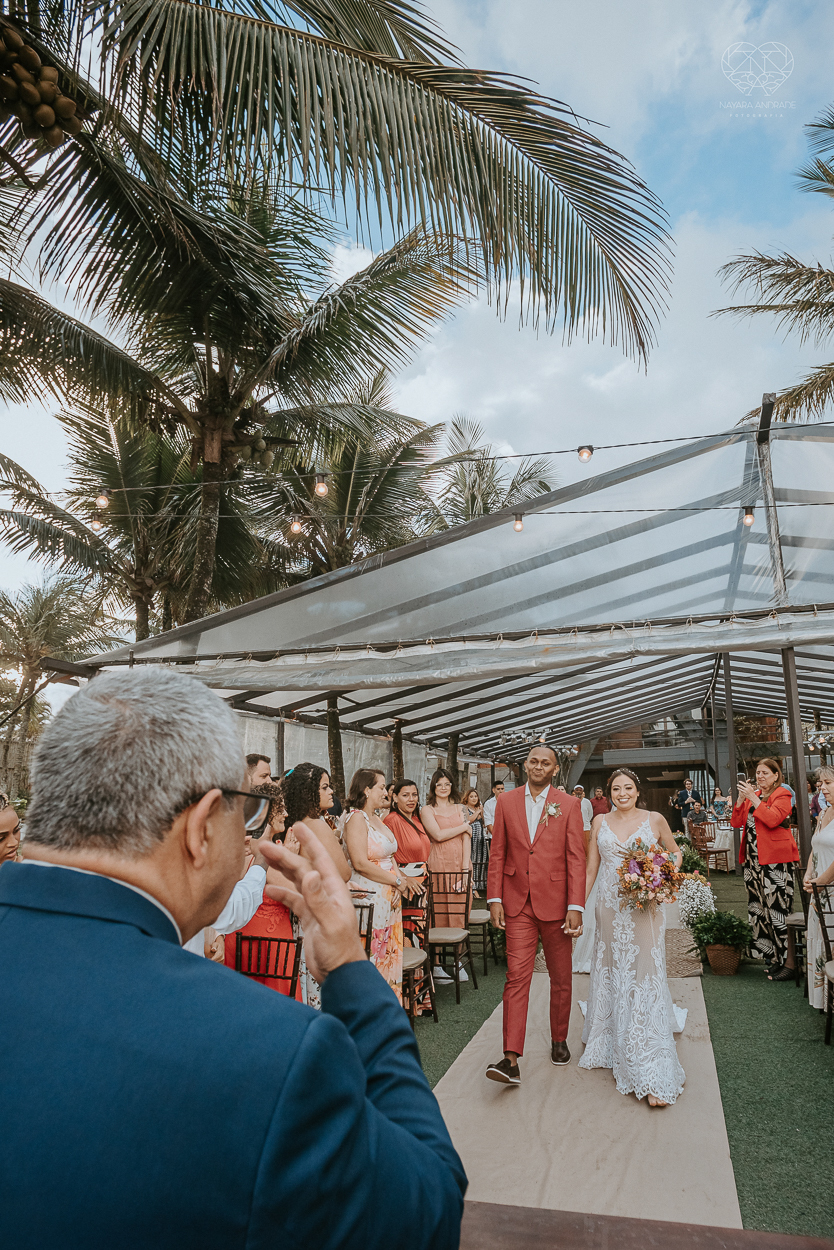 casamento realizado na praia com casa pe na areia casal jovem feito na casa 80 no guaruja pela fotografa premiada nayara andrade noiva de vestido de renda leve fotos inspiradoras para casar de dia