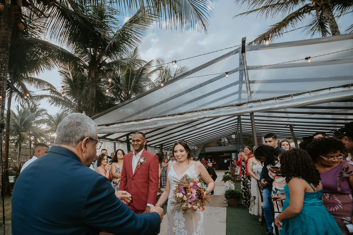 casamento realizado na praia com casa pe na areia casal jovem feito na casa 80 no guaruja pela fotografa premiada nayara andrade noiva de vestido de renda leve fotos inspiradoras para casar de dia