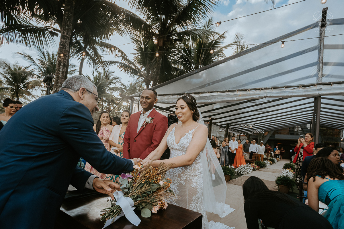 casamento realizado na praia com casa pe na areia casal jovem feito na casa 80 no guaruja pela fotografa premiada nayara andrade noiva de vestido de renda leve fotos inspiradoras para casar de dia