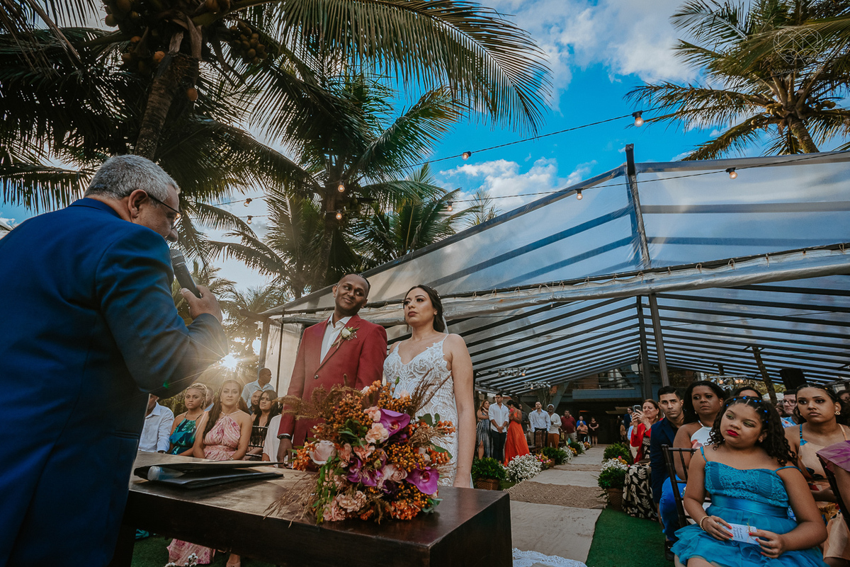 casamento realizado na praia com casa pe na areia casal jovem feito na casa 80 no guaruja pela fotografa premiada nayara andrade noiva de vestido de renda leve fotos inspiradoras para casar de dia