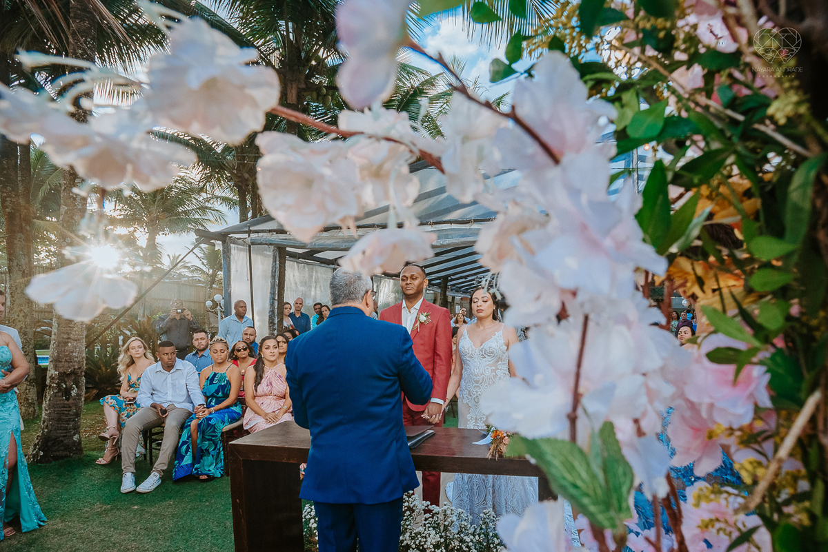 casamento realizado na praia com casa pe na areia casal jovem feito na casa 80 no guaruja pela fotografa premiada nayara andrade noiva de vestido de renda leve fotos inspiradoras para casar de dia