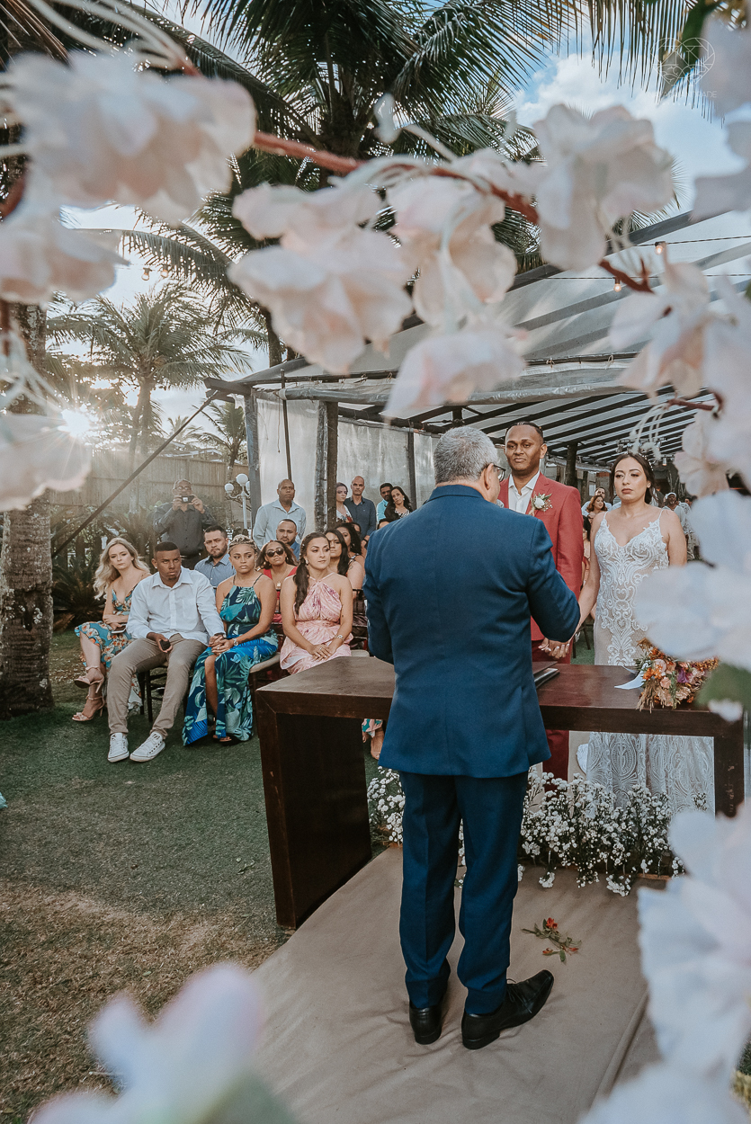 casamento realizado na praia com casa pe na areia casal jovem feito na casa 80 no guaruja pela fotografa premiada nayara andrade noiva de vestido de renda leve fotos inspiradoras para casar de dia