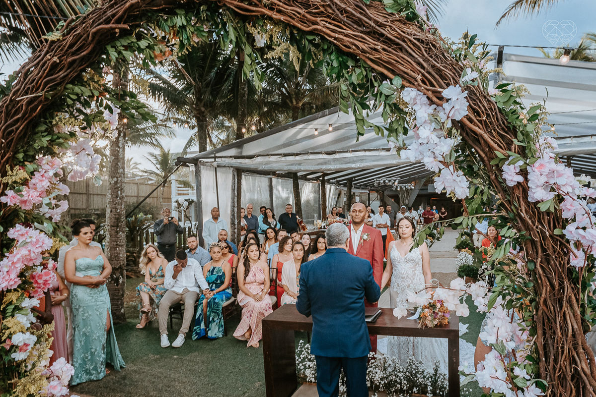 casamento realizado na praia com casa pe na areia casal jovem feito na casa 80 no guaruja pela fotografa premiada nayara andrade noiva de vestido de renda leve fotos inspiradoras para casar de dia