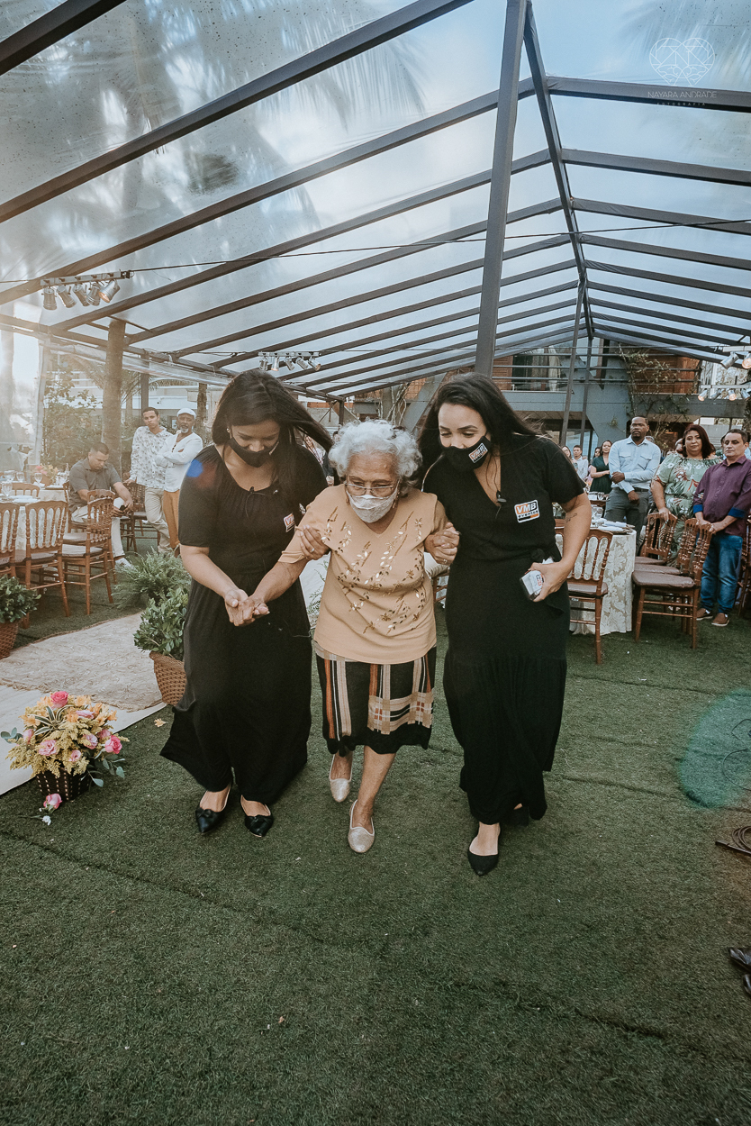 casamento realizado na praia com casa pe na areia casal jovem feito na casa 80 no guaruja pela fotografa premiada nayara andrade noiva de vestido de renda leve fotos inspiradoras para casar de dia