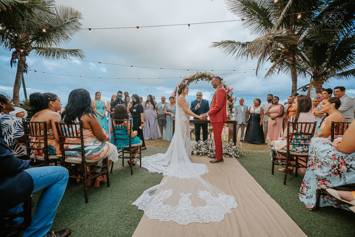 vcasamento realizado na praia com casa pe na areia casal jovem feito na casa 80 no guaruja pela fotografa premiada nayara andrade noiva de vestido de renda leve fotos inspiradoras para casar de dia