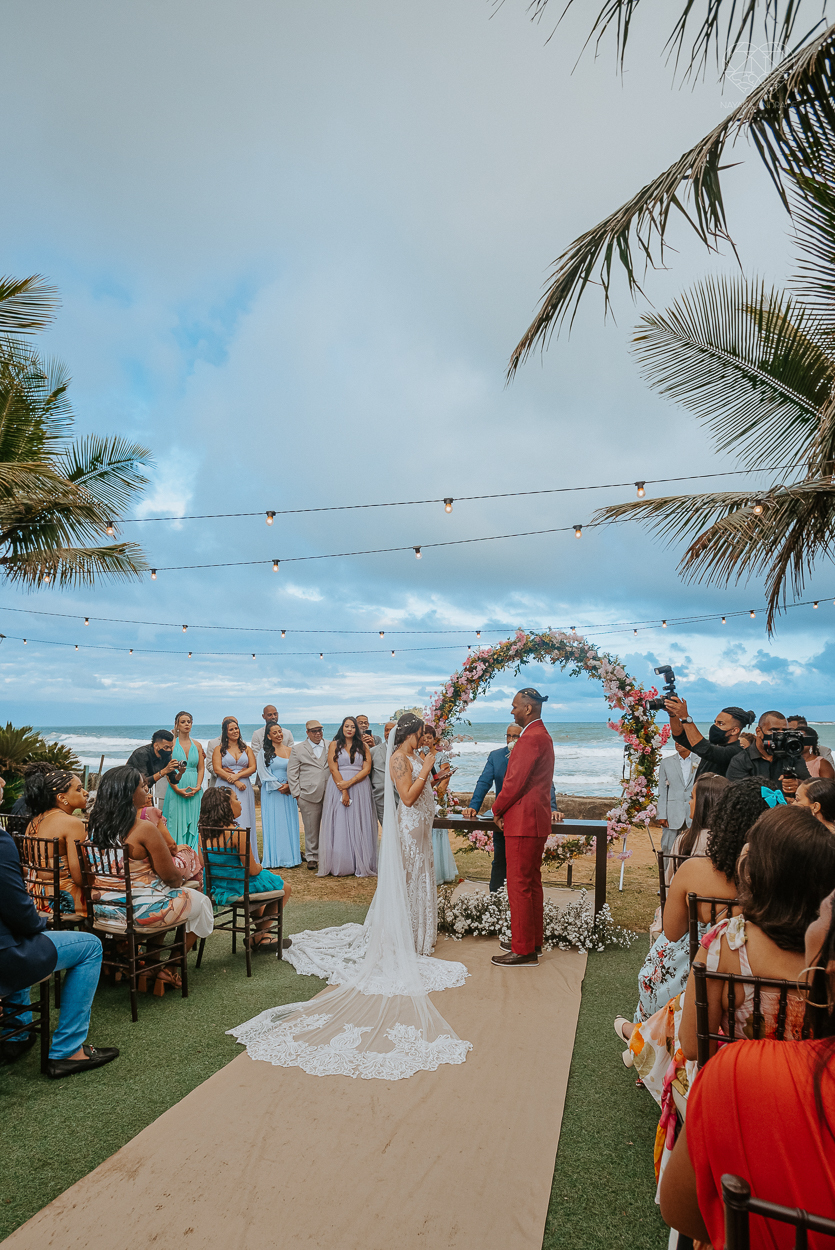 casamento realizado na praia com casa pe na areia casal jovem feito na casa 80 no guaruja pela fotografa premiada nayara andrade noiva de vestido de renda leve fotos inspiradoras para casar de dia